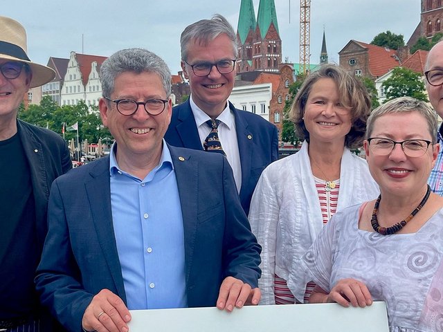 The presidential team of the Lions Club Travemünde, Constantin von der Lühe (from left), Christian Joachim Schult, and Ulrich Krause, present 5000 euros to the project team of 7Türme+, Heike Reimann, Petra Kallies, and Ralf Nagel.