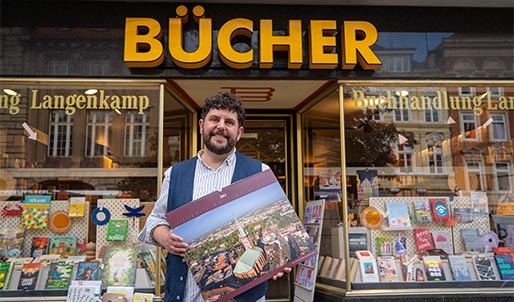 Michele Piroli vor der Buchhandlung Langenkamp