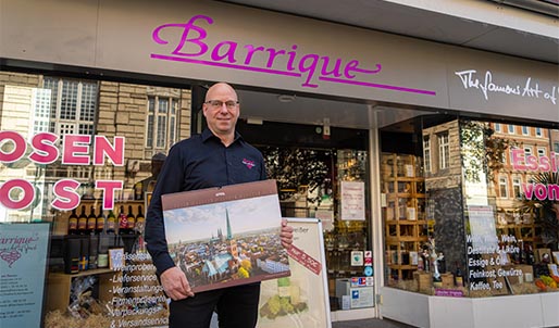 Jano Römer vor dem Geschäft Barrique in der Beckergrube